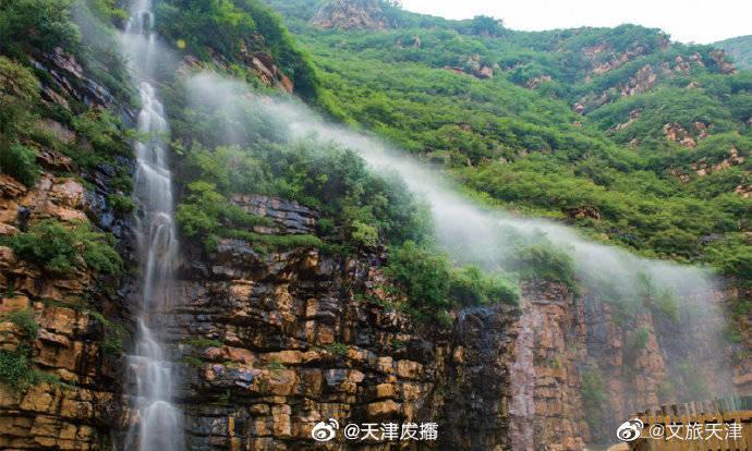 美女一身靓丽黄色连衣裙，你们的小裙子还是黑白灰嘛？游戏画面